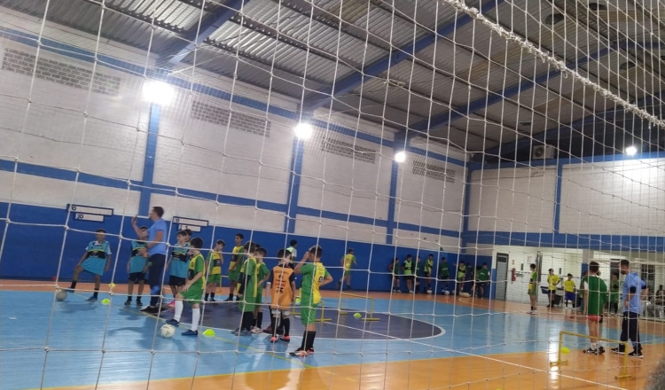Agec Futsal realiza aula inaugural no Ginásio R&B e atrai mais de 40 crianças interessadas
